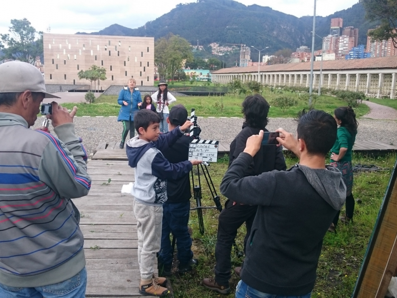 Imagen de personas haciendo una entrevista como parte de una actividad de Parques para Todos en Los Mártires