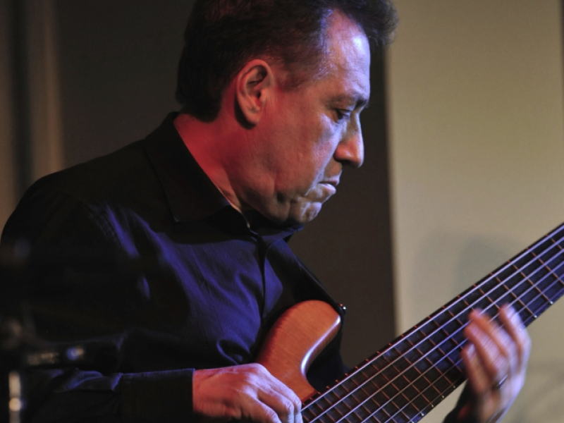 Oscar Stagnaro tocando la guitarra