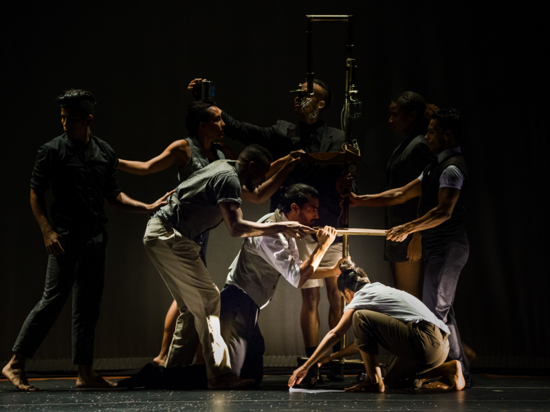 Hombres y mujeres danzando en el escenario