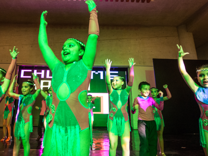 Niños bailando en el escenario