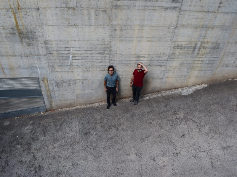 Dos hombres en contrapicada en un espacio exterior - Fotografía de Eduard Escoffet y Pope