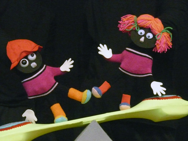 Títeres de negro y fucsia