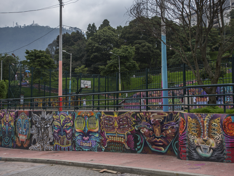 Pared de espacio verde pintada de colores