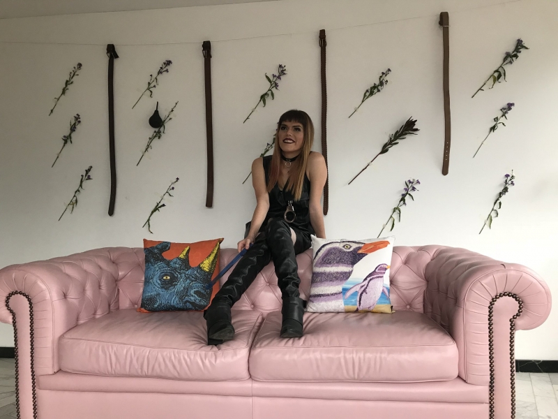 Mujer sentada en la parte superior de un sofa rosa - tomada de la cuenta de twiter de Matilda González