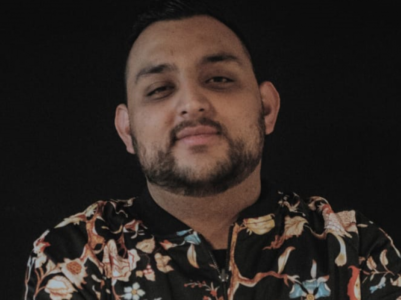 Hombre con camisa de flores mirando a la cámara