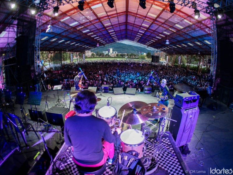 Baterista de frente al público durante la celebración de un Jazz al Parque en Bogotá