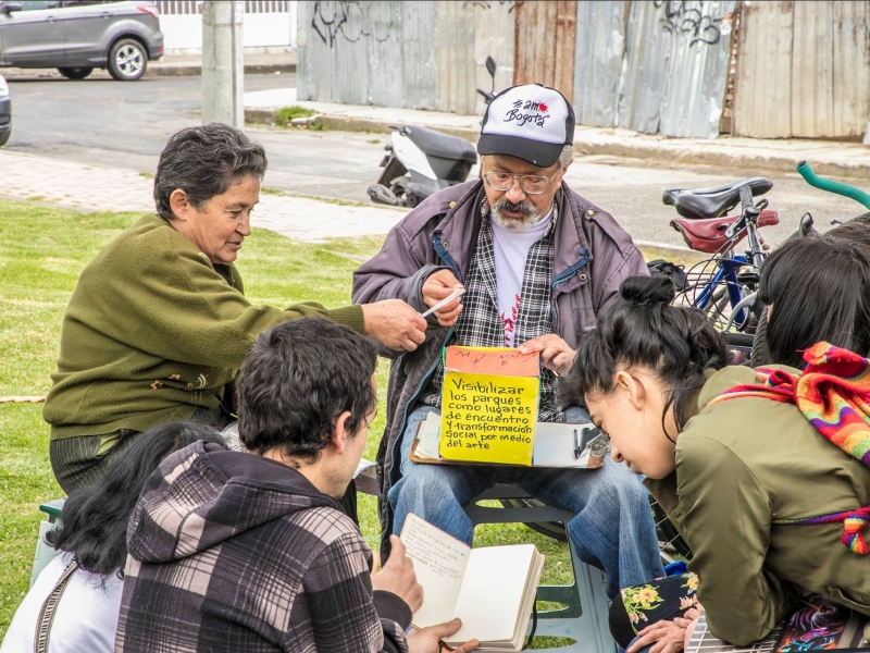 Personas participando en una actividad recreativa.