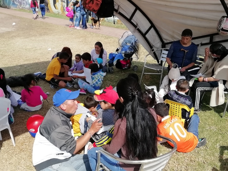 Personas participando de actividades recreativas en un parque