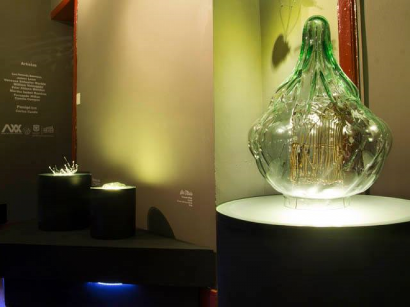 Espacio de museo con figura de vidrio 