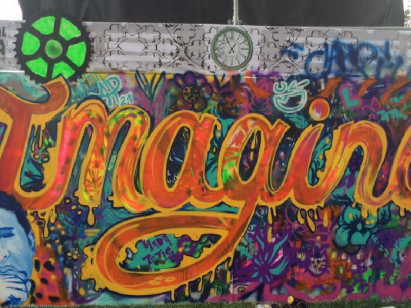 Palabra imagina en un grafiti de colores