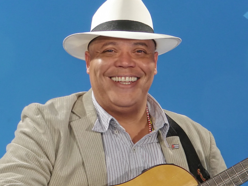 Hombre con sombrero y guitarra