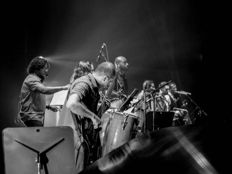 Hombres e instrumentos en escena