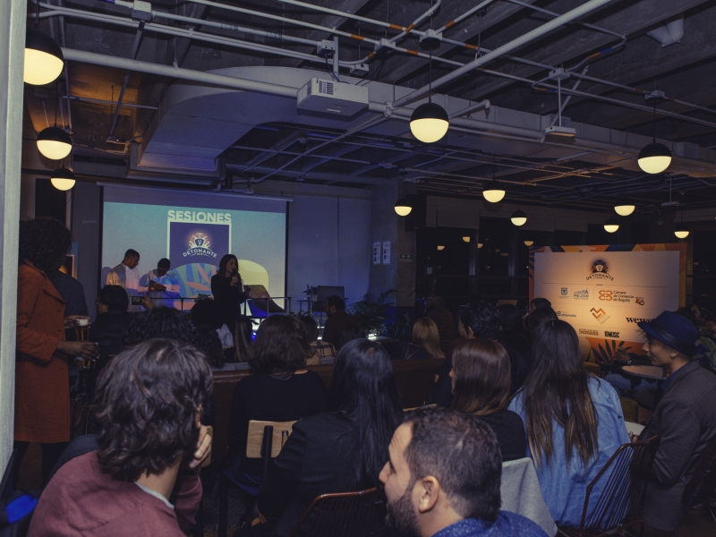 Personas participando en una conferencia