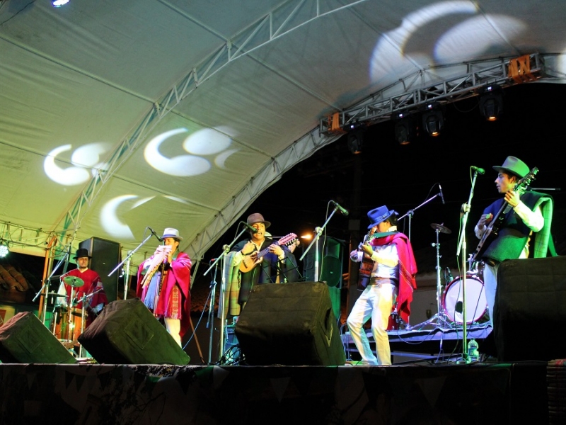 Grupo musical indígena en tarima