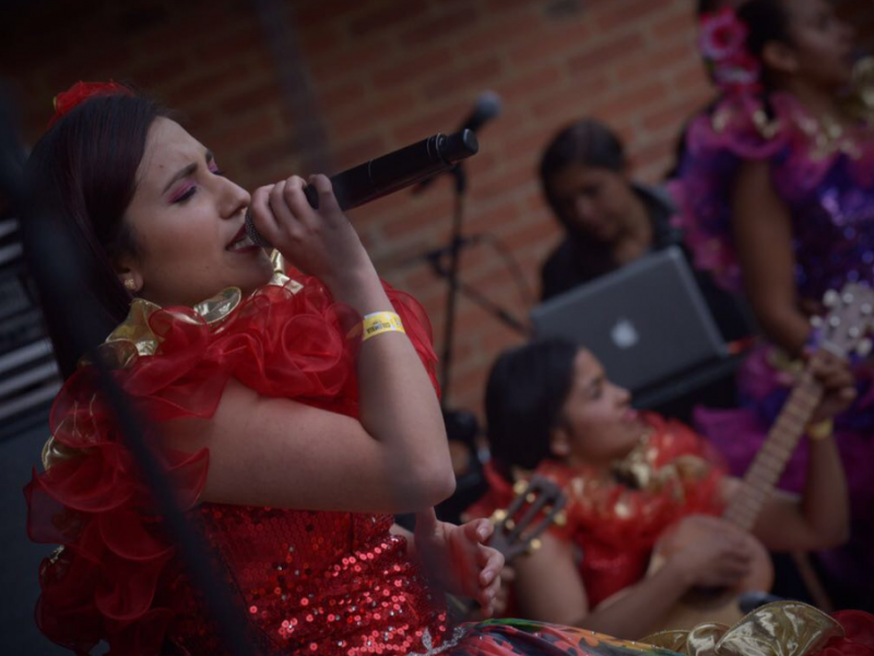 Mujer cantando