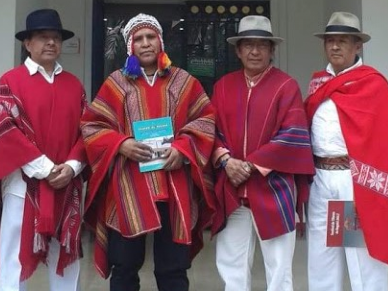 Jóvenes artistas posando para la cámara