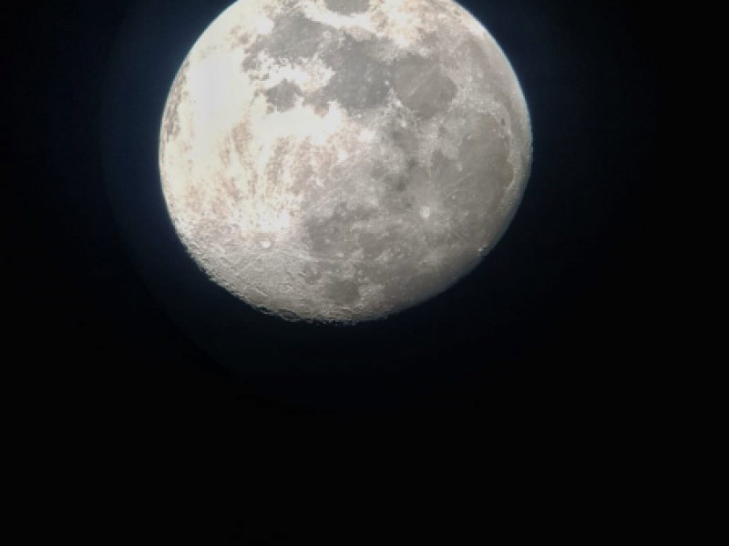 Luna blanca y grande