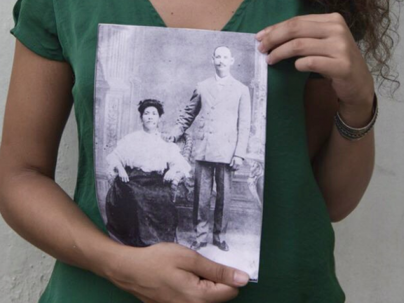Mujer sostiene foto blanco y negro