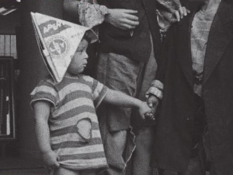 Fotofrafía de niño con gorro de papel periódico