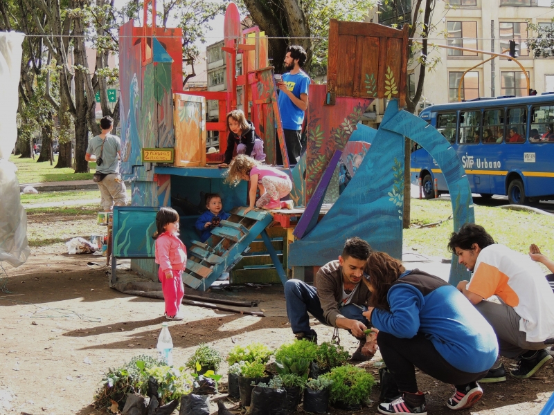 Personas participando en una actividad recreativa.