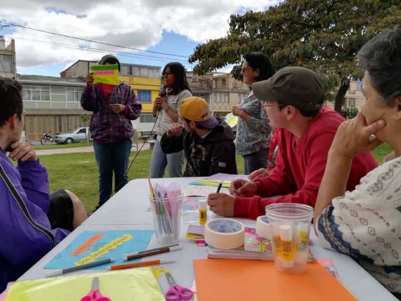 personas participando en actividad académica