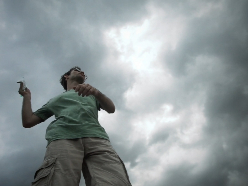 Hombre foto contrapicada y cielo