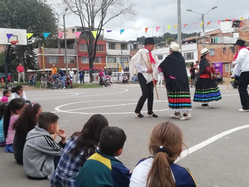 Personas danzando al aire libre