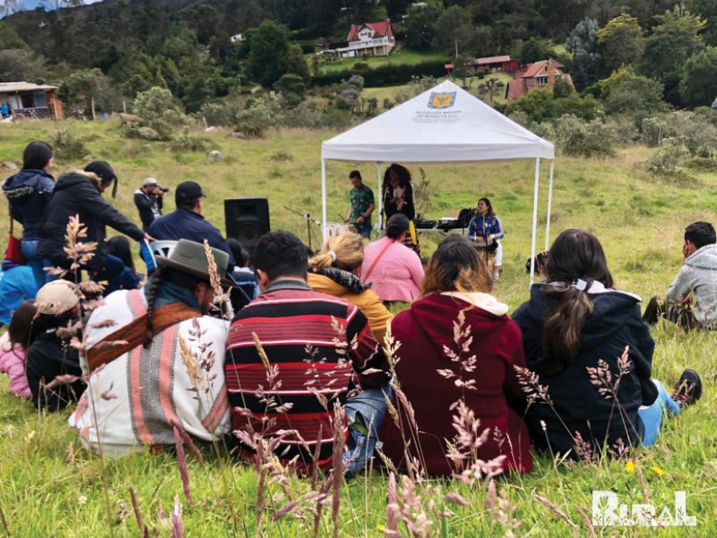 Personas participando en actividad en medio del campo