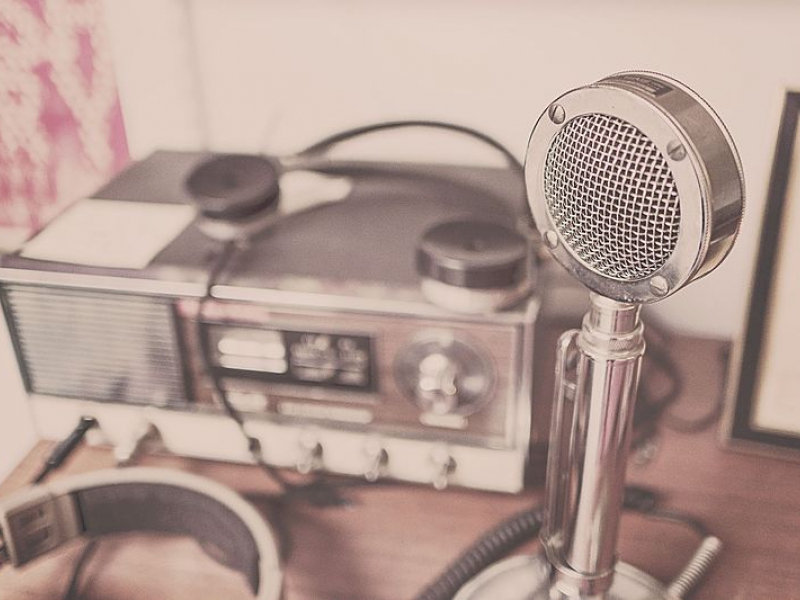 Radio y microfono - foto wikimedia commons