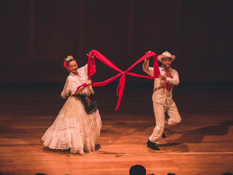 Danza en el Teatro Mayor Julio Mario Santo Domingo, foto de Mathew Valbuena