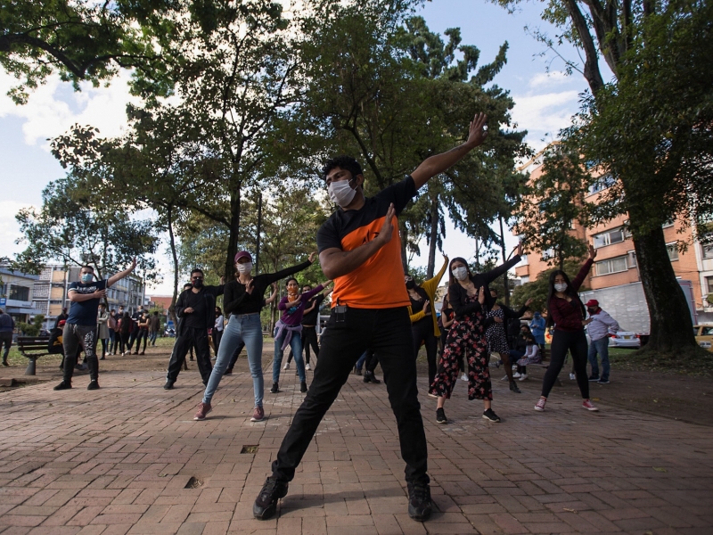 Personas danzando al aire libre.