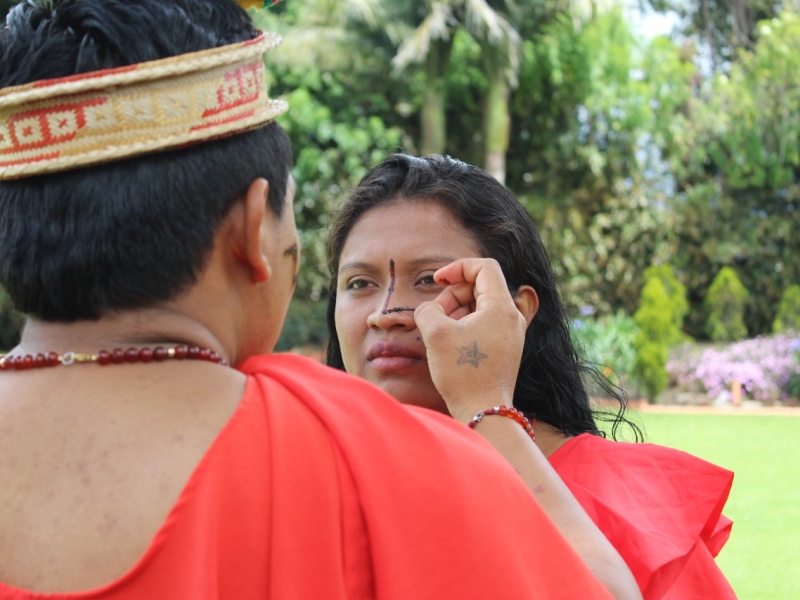 Una imagen que representa el ritual de pintarse la cara entre las comunidades indígenas