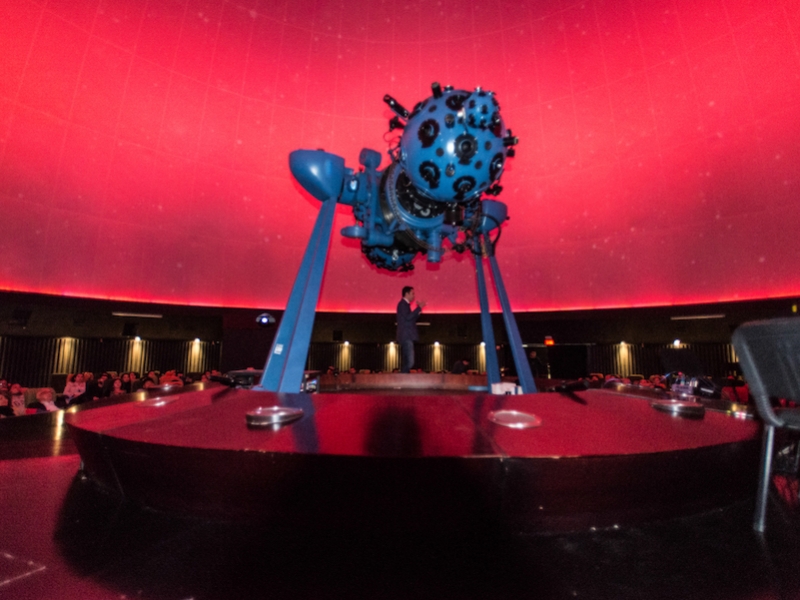 Proyector óptico mecánico en el domo con luz roja. 