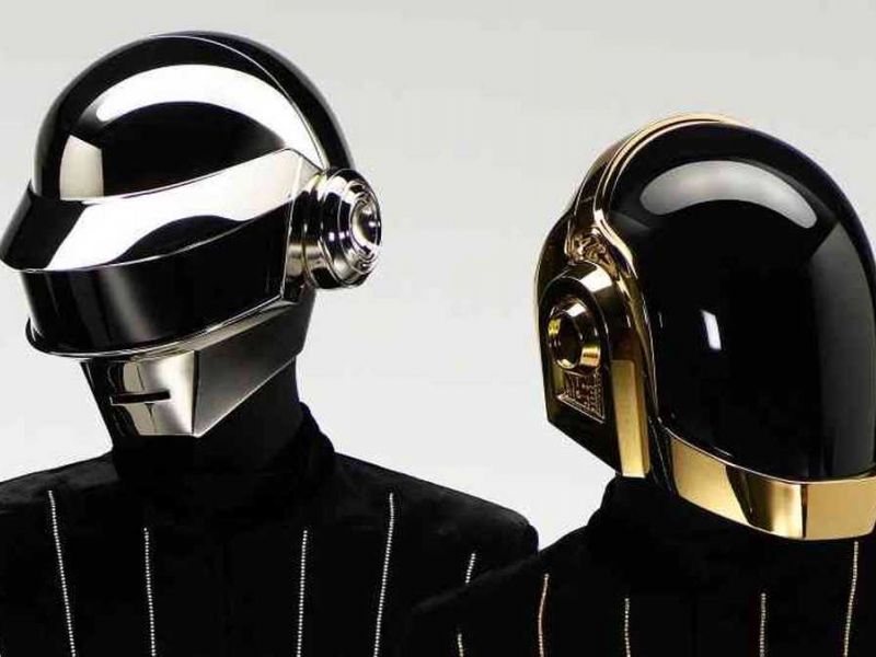 Integrantes de Daft Punk con cascos. 