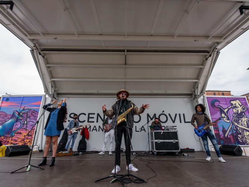 Músicos en escenario con instrumentos