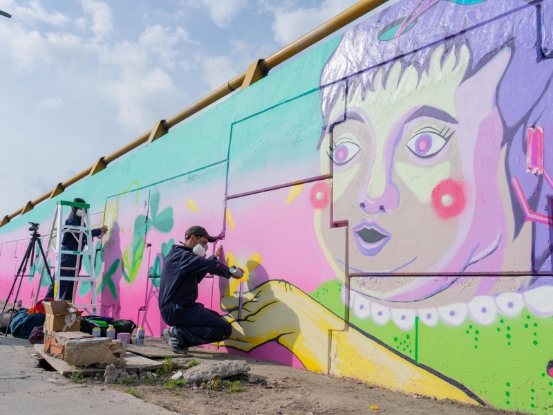 Arte urbano en el Puente de la Avenidad 1 de mayo con Avenida Boyacá, en Museo Abierto de Bogotá. Foto: Jorge Ravelo / Idartes.