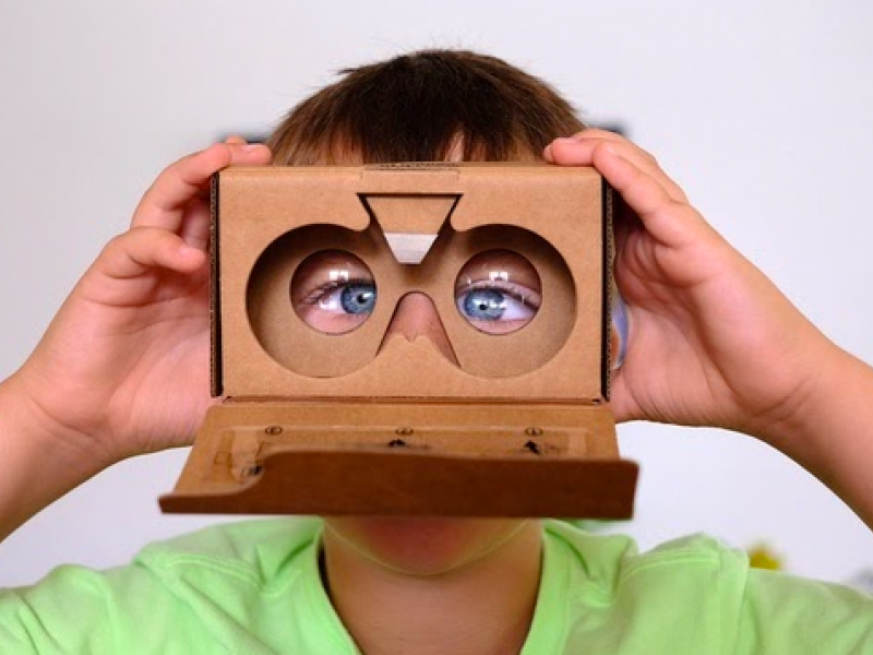 Niño con gafas de realidad aumentada 