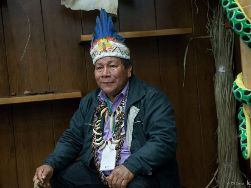 Ciudadano indígena con accesorios típicos de su cosmogonía. 