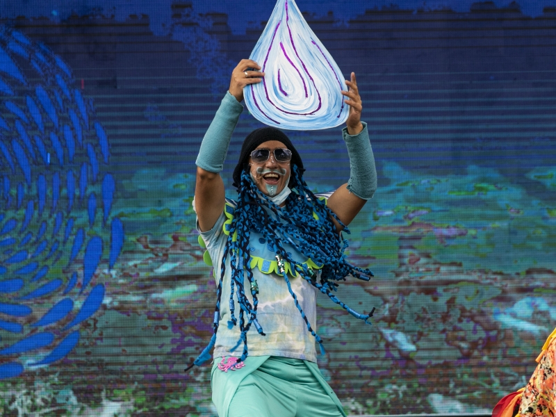 Artista del Programa Nidos en un escenario