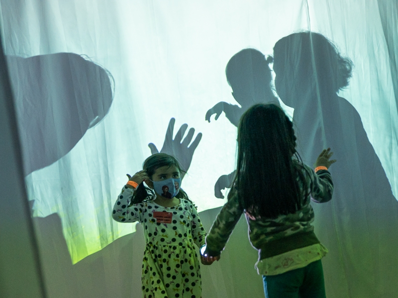 Niños haciendo sombras 
