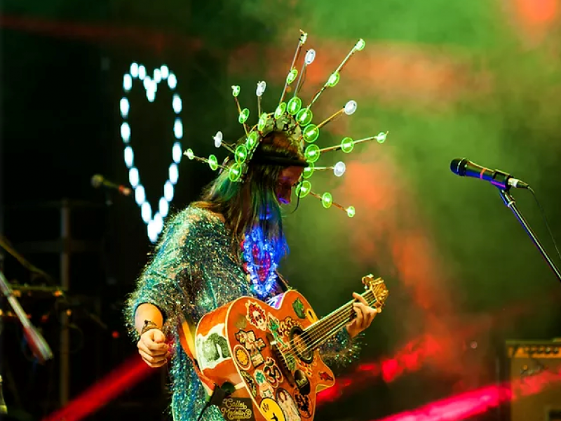 Andrea Echeverri con su guitarra llena de calcomanías en escena 