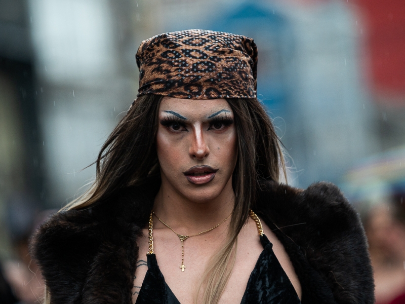 Mujer trans en un ball room en El Castillo de las Artes. 