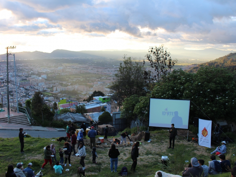 Personas compartiendo al aire libre