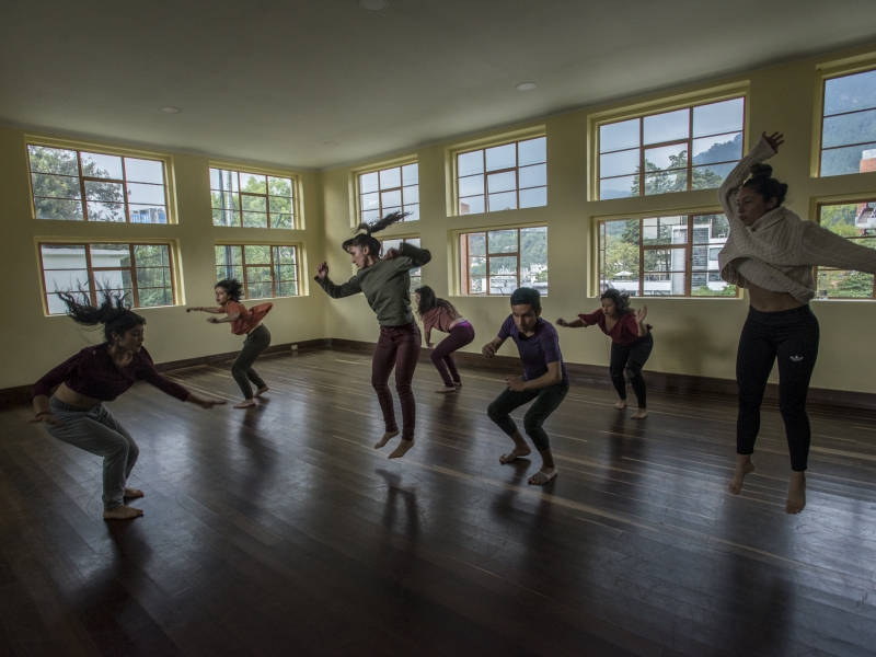Bailarines en salón de la Casona de la Danza
