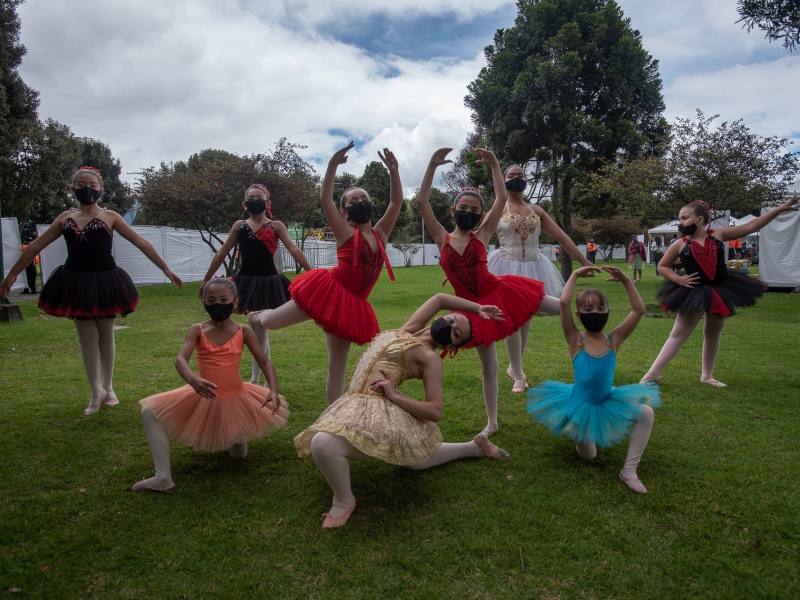 Grupo de bailarinas de ballet en el Parque Simón Bolívar 