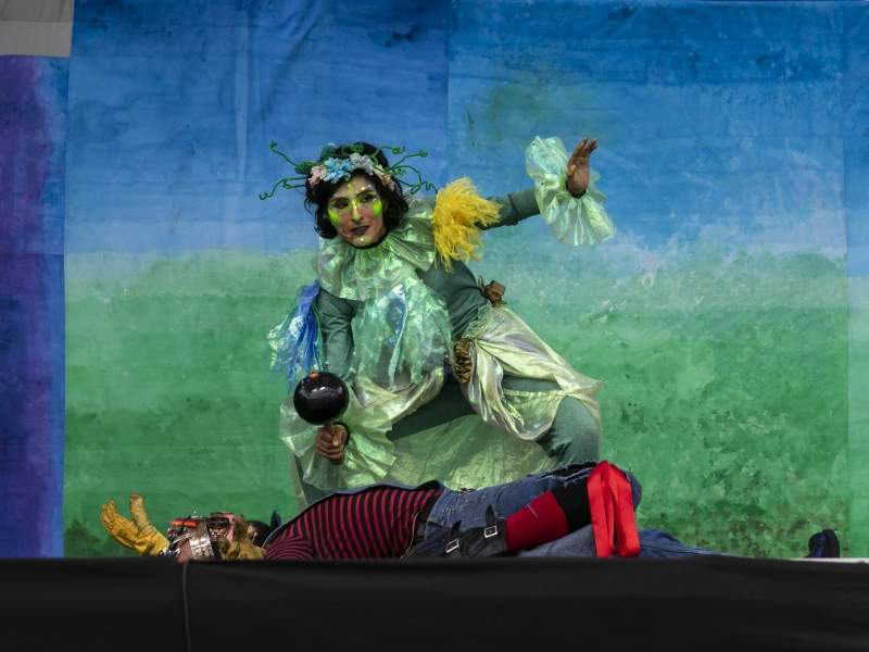 Mujer en presentación teatral