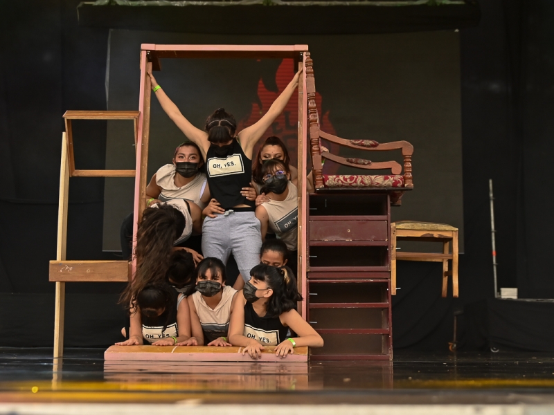 Grupo de bailarines de danza urbana sobre un marco de madera