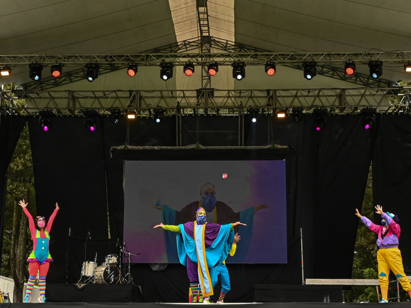 Tres artistas interdisciplinares bailan en tarima