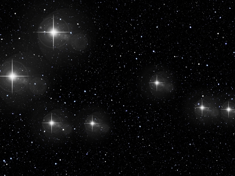 Estrellas más brillantes junto a unas más tenues en el espacio