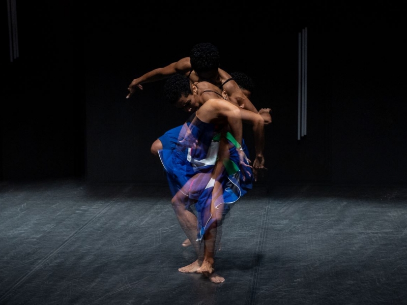 Bailarina francesa en escena con la obra Celulle